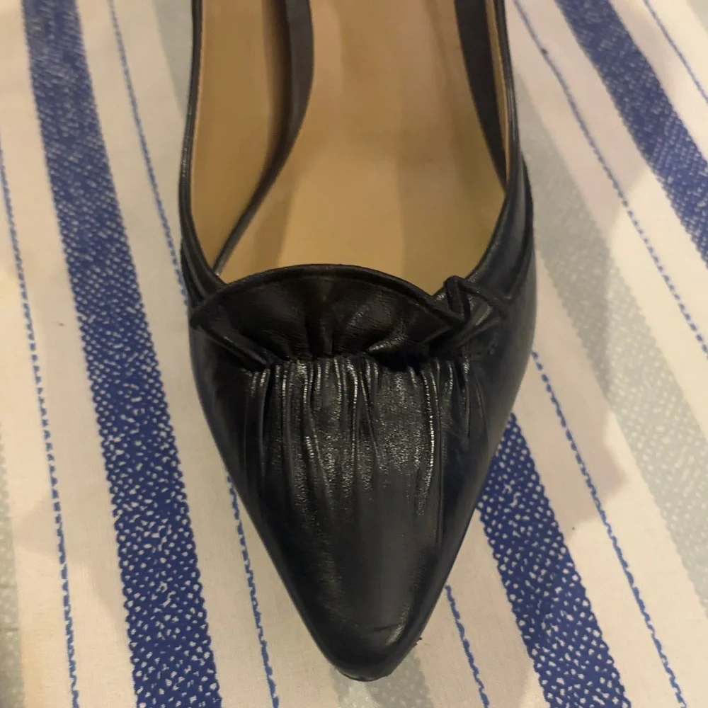 Elegant Talbots Black Leather Women's Pumps - Picture 10 of 12